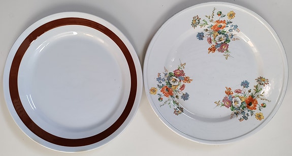 Erä vanhoja lautasia