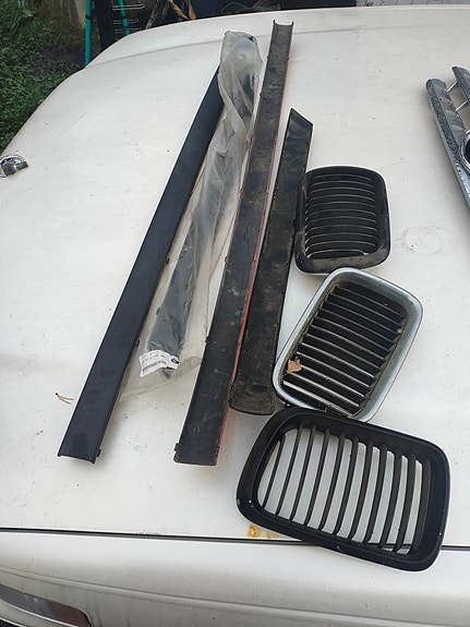 BMW E36 e puskurin listat ja maskin ritilät