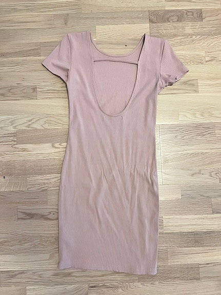 Vanharoosa mekko kauniilla selällä
