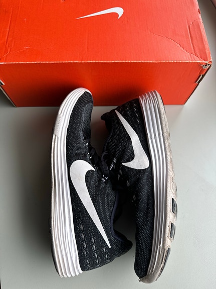 Nike LUNAR TEMPO juoksulenkkarit musta/valkonen, koko 36.5