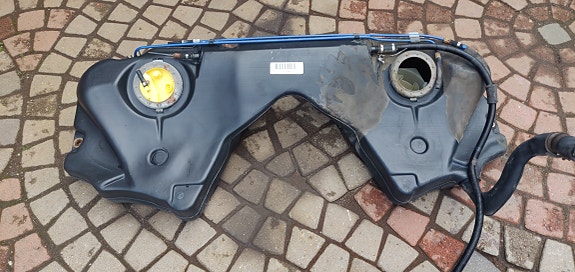Bmw e39 540 polttoainetankki