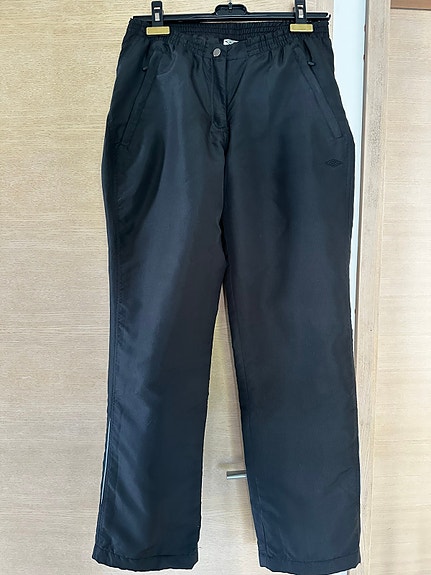 Kevyesti topatut ulkoiluhousut Umbro koko S/36