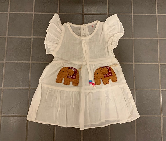 Valkoinen norsu paita / mekko ja siniset shortsit, koko XS