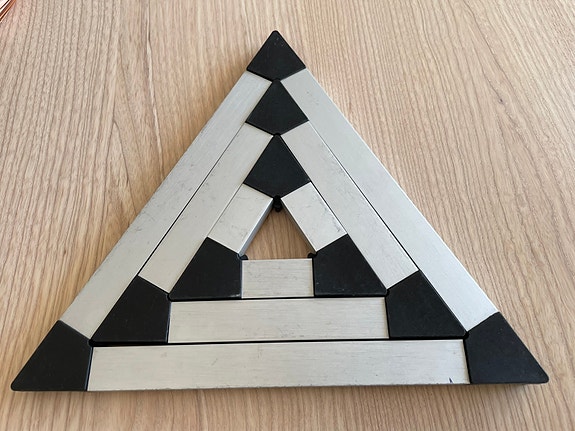Pannunalussetti, tanskalainen design MENU Triangular Trivet set