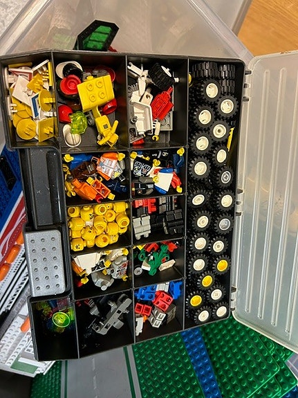 Iso laatikollinen legoja