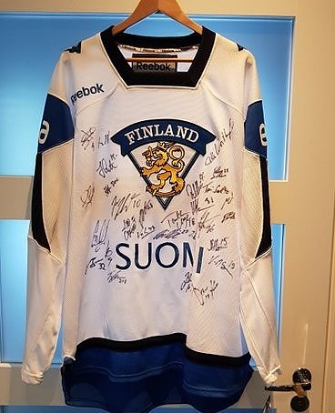 Leijonien MM-hopeajoukkueen fanipelipaita aidoin nimikirjoituksin