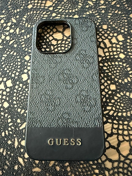 iPhone 15 pro Guess suojakotelo