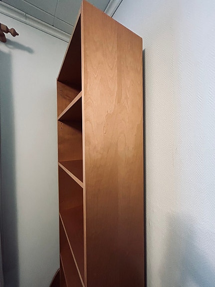 Vaaleanruskea hylly/kirjahylly hyvässä kunnossa - nouda 100€!