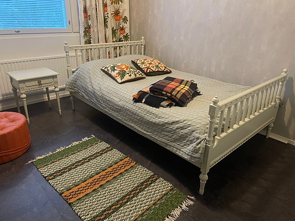 Kustavilaistyylinen 120cm leveä sänky ja yöpöytä