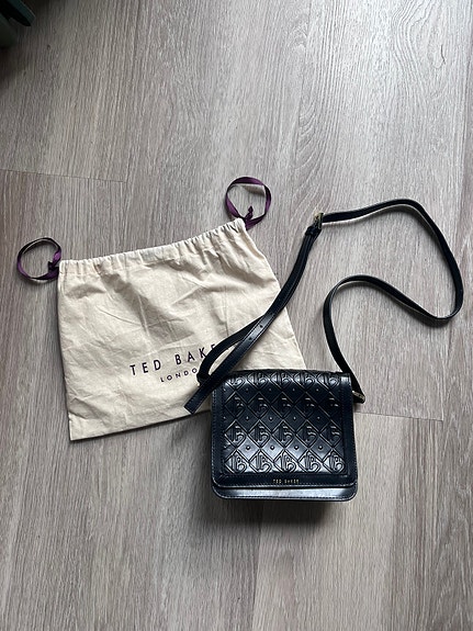 Ted baker musta pikkulaukku