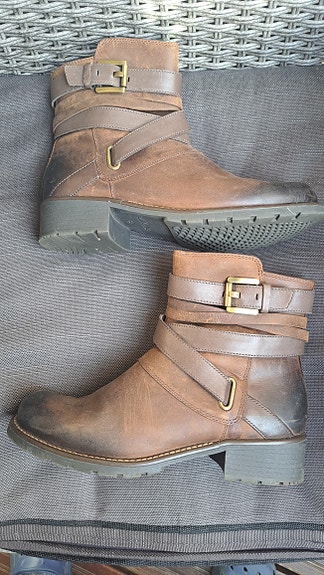 Clarks nahkaiset nilkkurit.