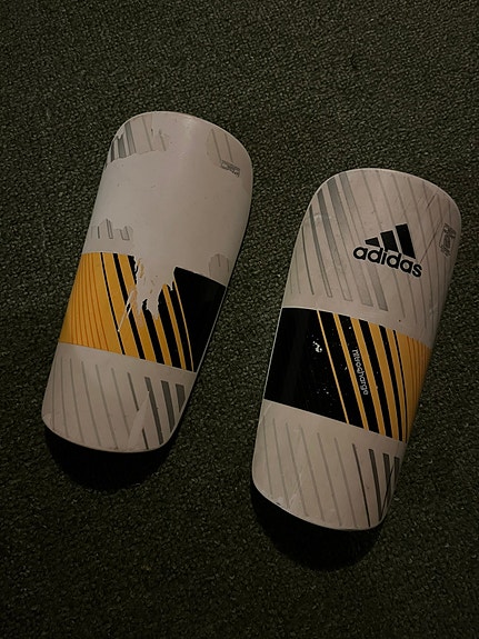 Adidas säärisuojat
