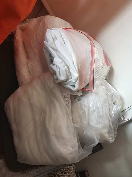 120 cm leveään sänkyyn 2 kpl froteisia kulmalakanoita.