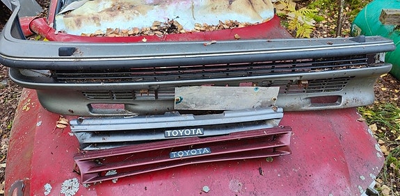 Toyota Corolla vm88 etupuskuri ja maskit