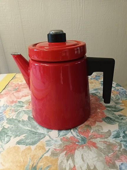 Punainen emalipannu kahvipannu