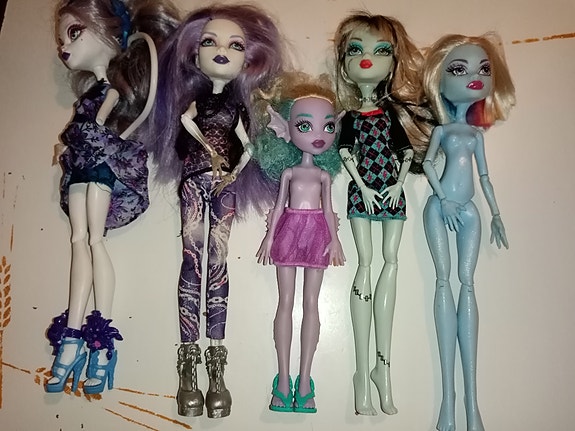 Monster high nukkeja etsitään tuu tarjoo