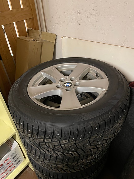 Bmw x5 talvi rengaat ja vanteet. Koko näkyy kuvassa huom!