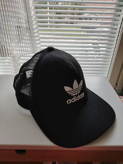 adidas trucker lippalakki