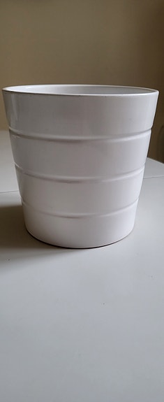 Valkoinen kukkaruukku