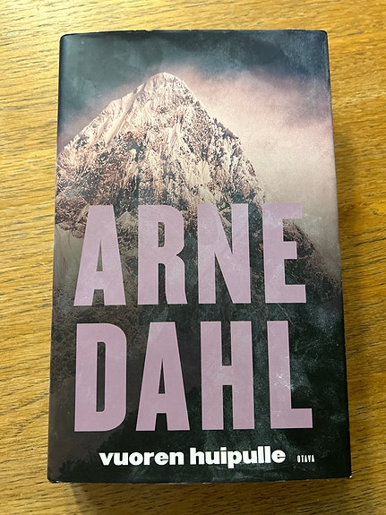 Arne Dahl - Vuoren huipulle kirja
