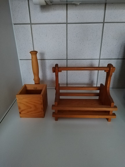 Vanha maitopurkin teline ja mausteteline