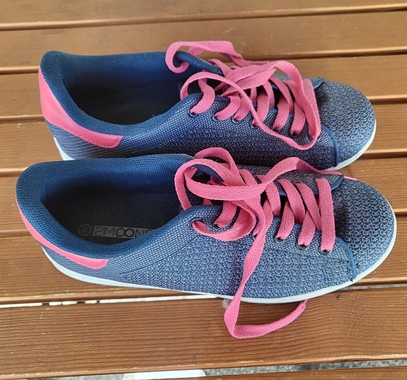 💙💖 Siniset tennarit ja pinkit kengännauhat (pinkit kengät siniset lenkkarit)