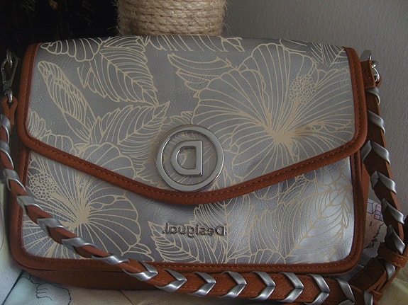 Desigual tosi hieno laukku