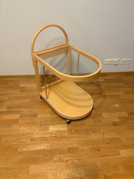 Tarjoilupöytä
