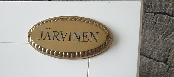 Messinkinen ovikyltti JÄRVINEN