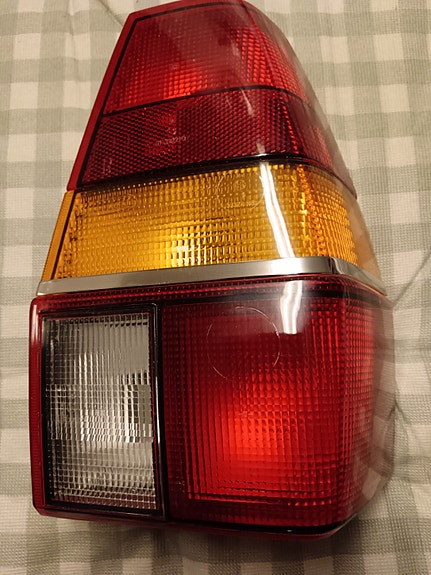 VW Passat oikeanpuoleinen uusi takalyhty 1980-. + Kirjoja