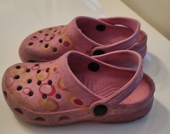 Vaaleanpunaiset kuviolliset crocsit koko 29