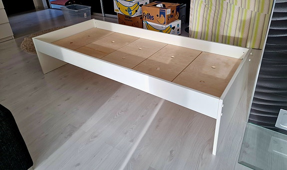 Kallen kalusteen jämäkkä lastensänky