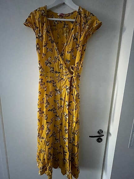 Siisti, vähän käytetty mekko.