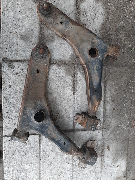 Volvo v40 etupyörän tukivarsi oikea ja vasen
