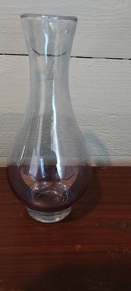 Vanha vaalea violetti maljakko