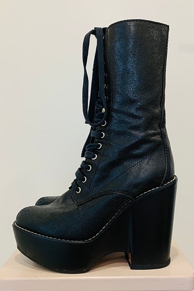 Chloe mustat doc martens bootsit 39