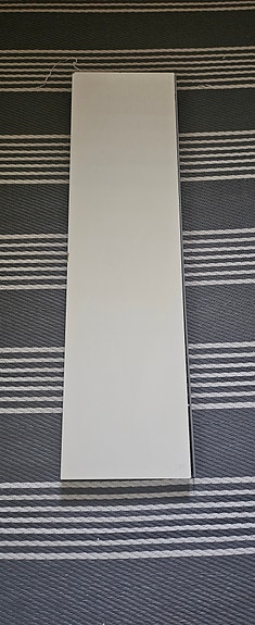 Valkoinen teetetty hylly seinään
