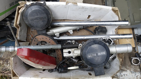 MOTO GUZZI 500 -varaosia erä