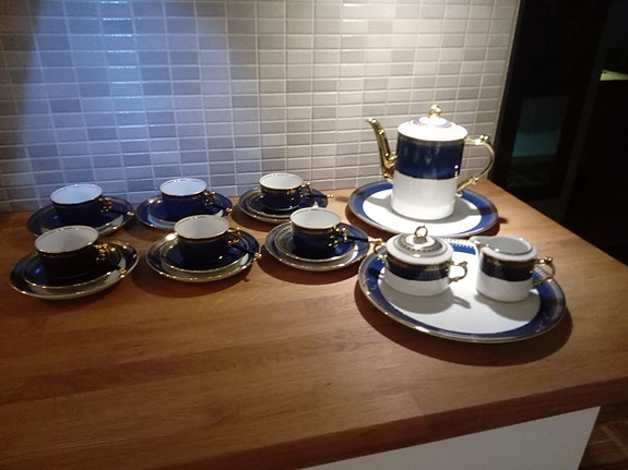 Juhla pöydän kattaukseen harvinainen kahvi- tai tee astiasto.