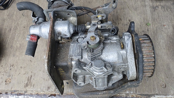 Polttoainepumppu BOSCH 6-sylinteriseen dieseliin, es. VW.