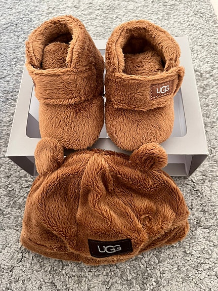 UGG tossut ja hattu UUSI