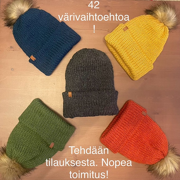 Uusia itse tehtyjä alpakka - ylämaan villa pipoja.