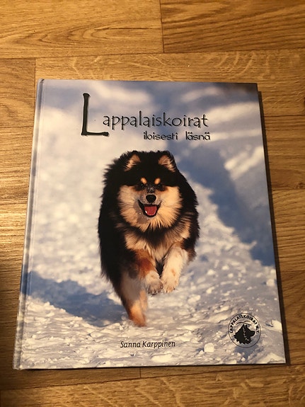 Sanna Karppinen: Lappalaiskoirat- iloisesti läsnä