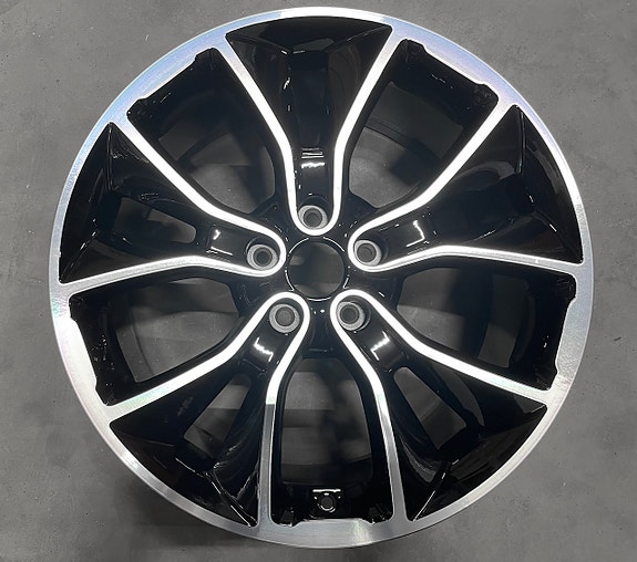 ALKUPERÄINEN HYUNDAI 8x19" 5x114.3 ET55 Ø67.1 UUDET