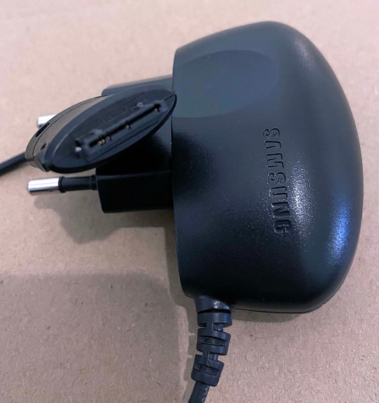 Vanhemman Samsung puhelimen laturi