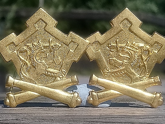 Rannikkotykistö tunnukset. Ehjät piikit. Halkaisija - 39 mm.