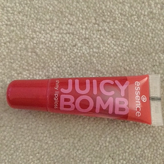 essence Juicy Bomb huulikiilto