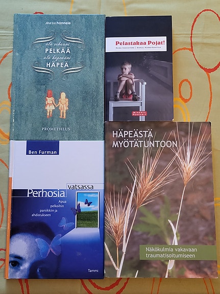 Tietokirjoja, häpeä, trauma, paniikki ja ahdistus