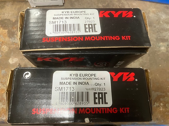 VW Polo/Seat Cordoba/Skoda Fabia Etuiskarin Ylätuki 2kpl KYB/SKF 10/99-09