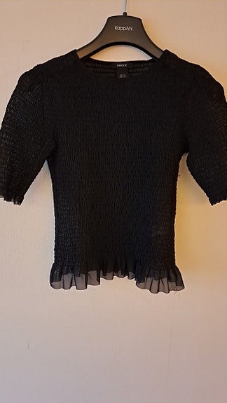 Musta läpinäkyvä paita